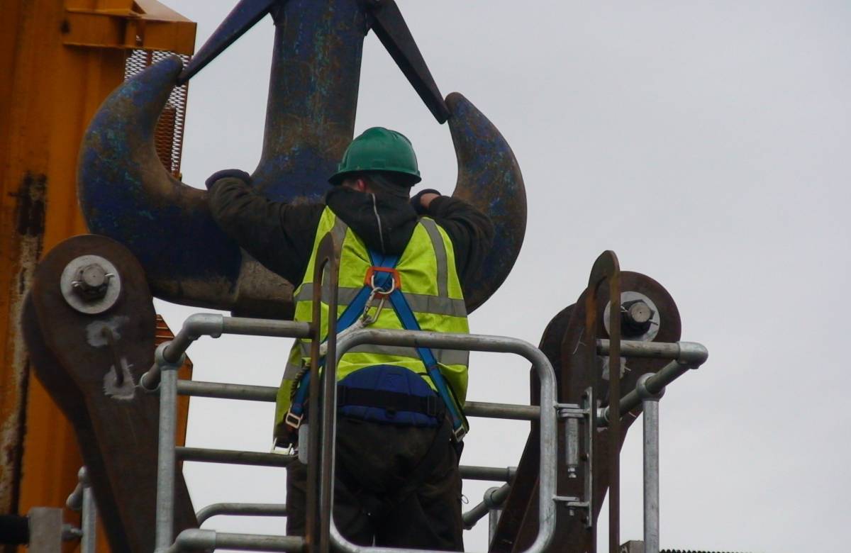 JGC Engineering using heavy lifting rig to transport bespoke project work on site