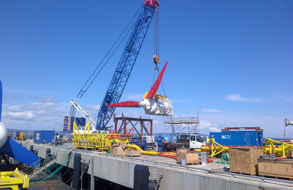 JGC Engineering loading a bespoke built turbine for the energy and utilities sector using a crane at the docks